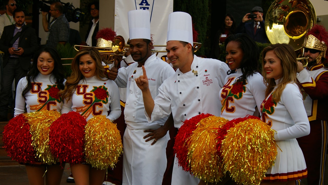 USC Football Enjoys Lawry's Beef Bowl Ahead of 2017 Rose Bowl